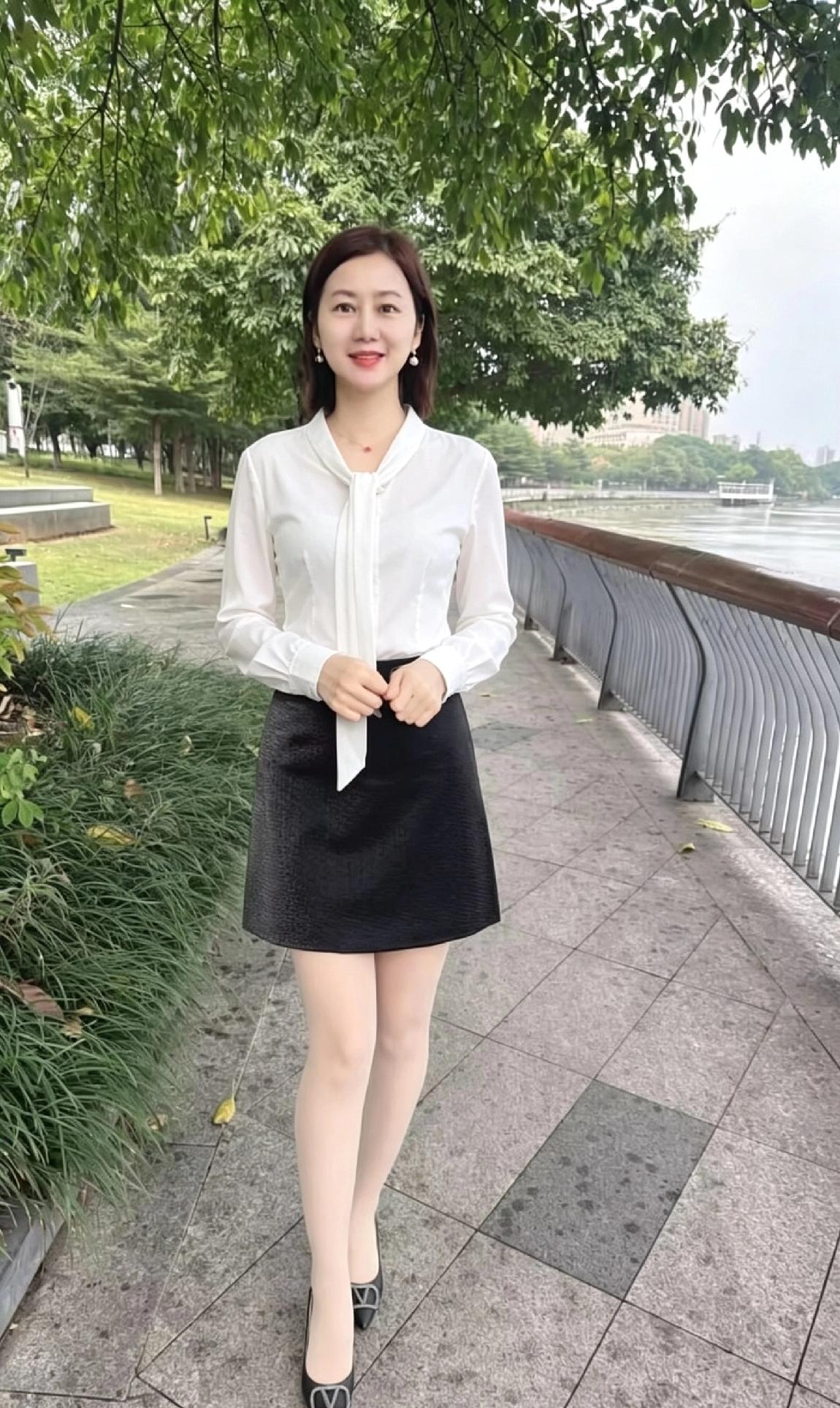温婉佳人氛围感拉满
 
谁能拒绝公园步道偶遇的气质姐姐！三十二三岁的年纪韵味刚刚