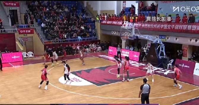 武汉女篮跟四川女篮还不是一个级别的球队。
1月30日晚看了比赛，大部分时间两队打