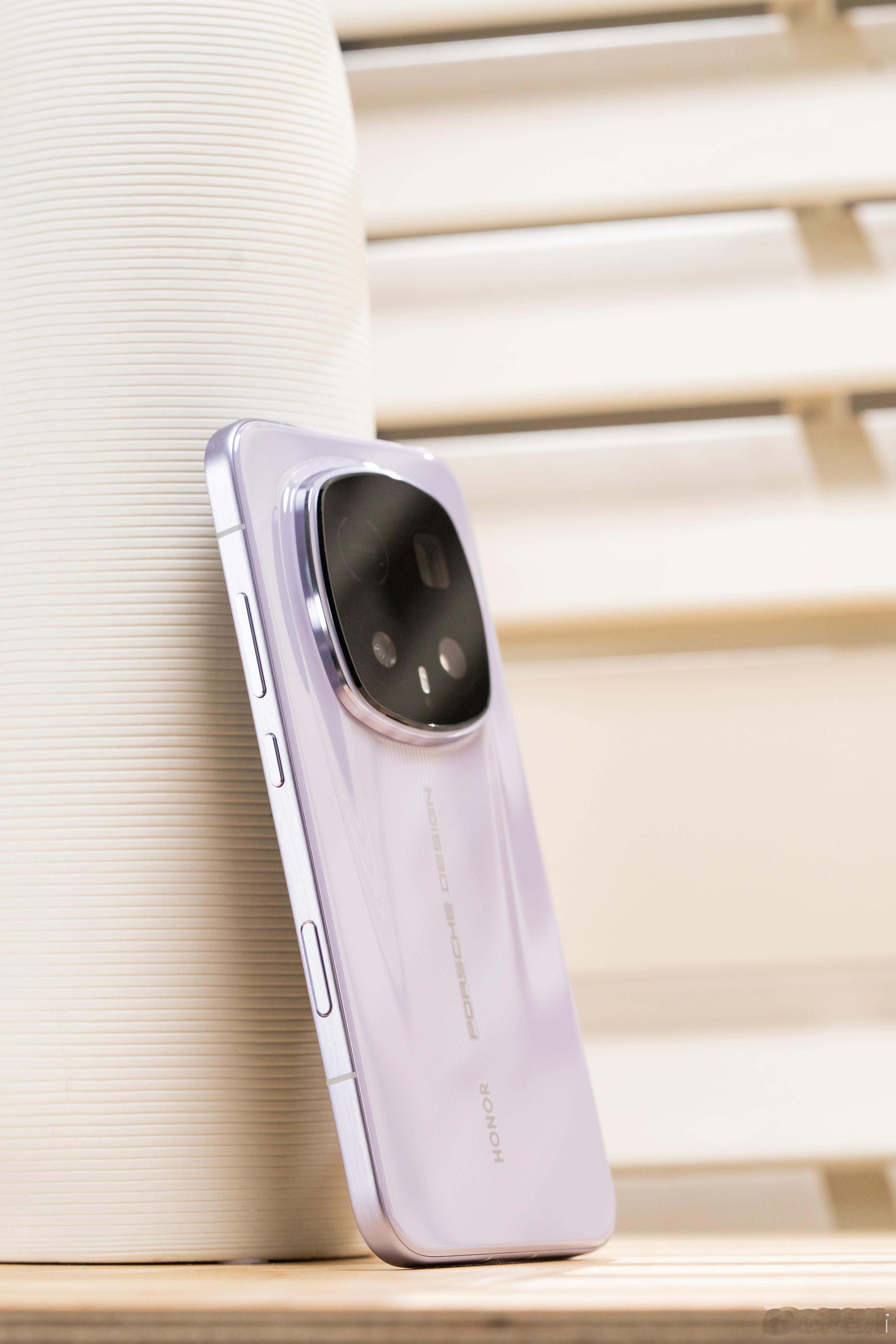 保时捷设计这个紫色很有点薰衣草的味道，不过人家正式的名字叫“月光石” 