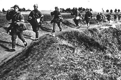 1947年春，莱芜战场，上千支美式冲锋枪散落战场，饥渴的华东野战军却陷入了抉择：