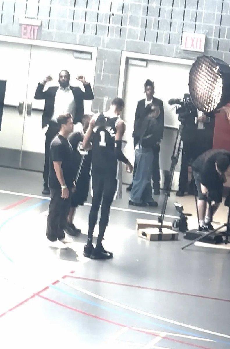 据传，文班亚马将成为NBA2K27的封面人物。文班亚马被发现出现在布鲁克林学院，