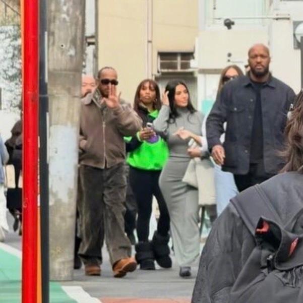 近日，金.卡戴珊和男友路易斯·汉密尔顿被拍到现身东京街头，面对路人的拍照，金.卡