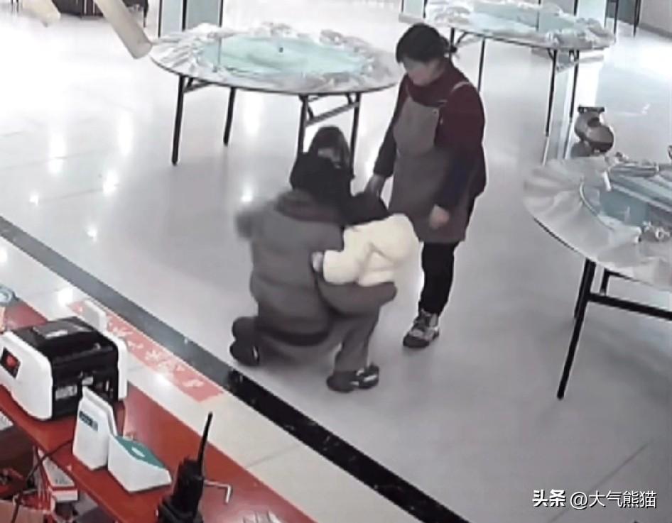 冲动了，
六安这个女子要为自己的行为付出代价。
两个孩子因为抢玩具扭打了两下，本