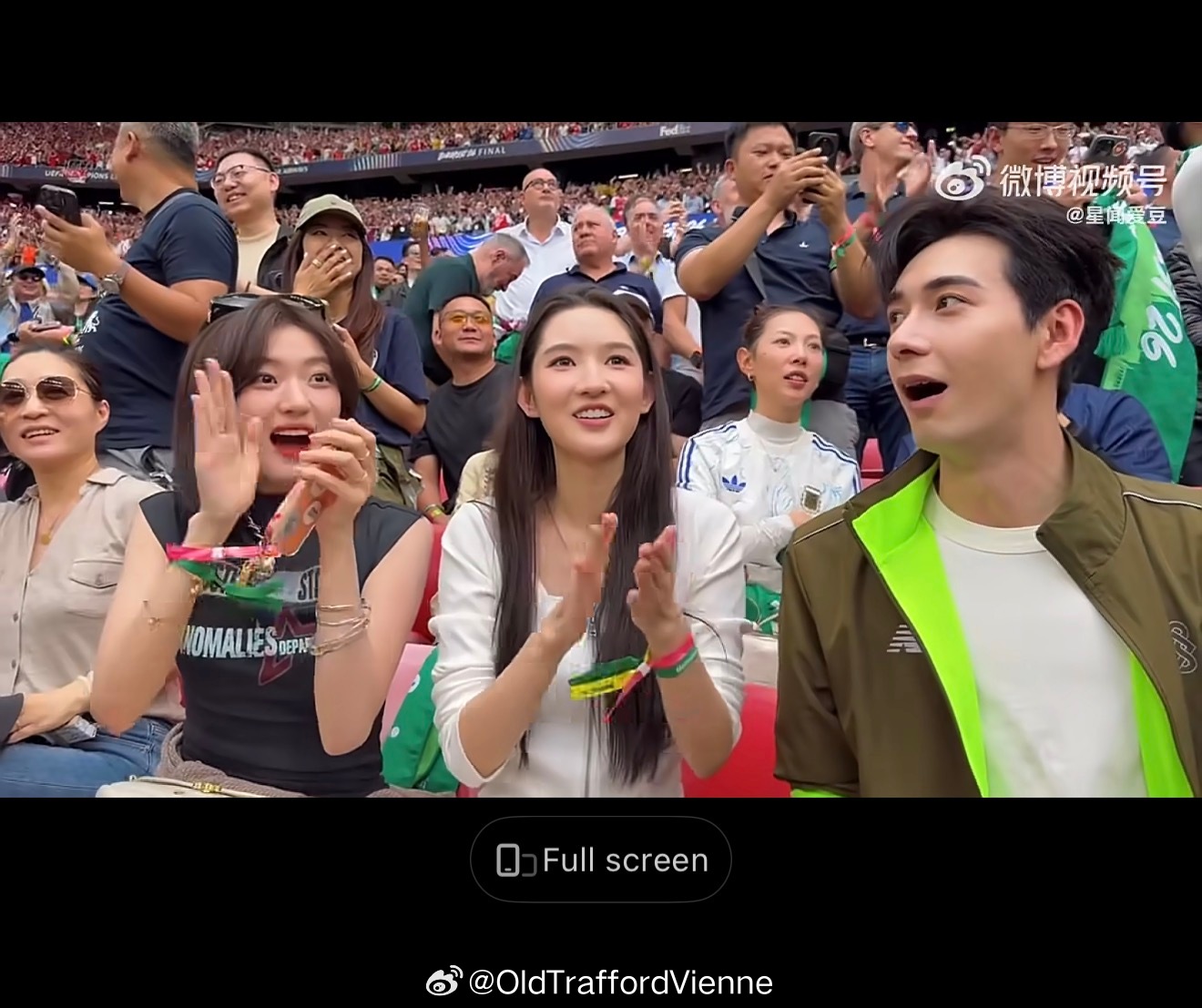 看起来只有孙千懂点儿球？旁边儿俩看起来很懵手上丝带和后边旗子阵营看起来是欧冠赞助