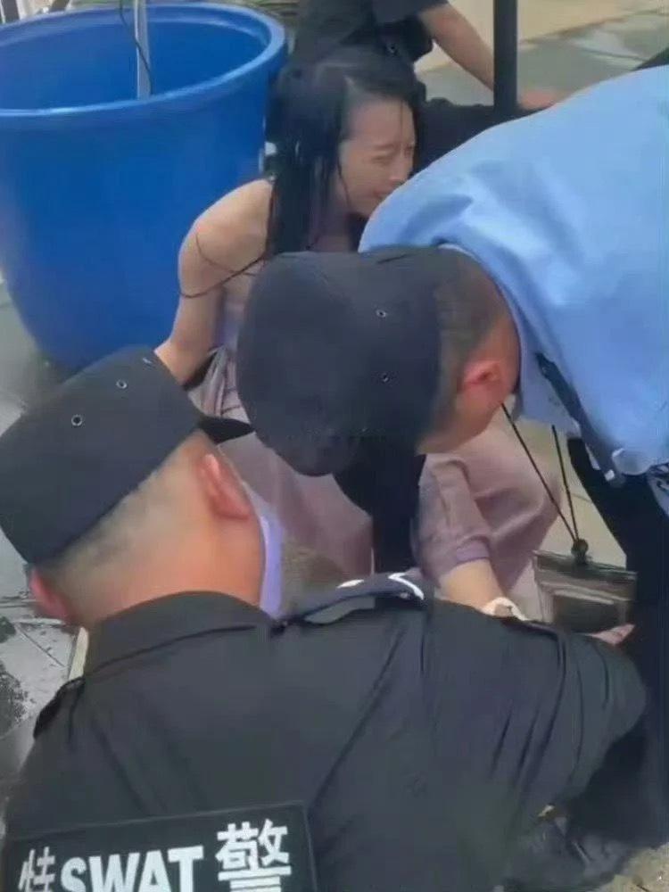 云南泼水节的这一幕也太尴尬了吧。。 