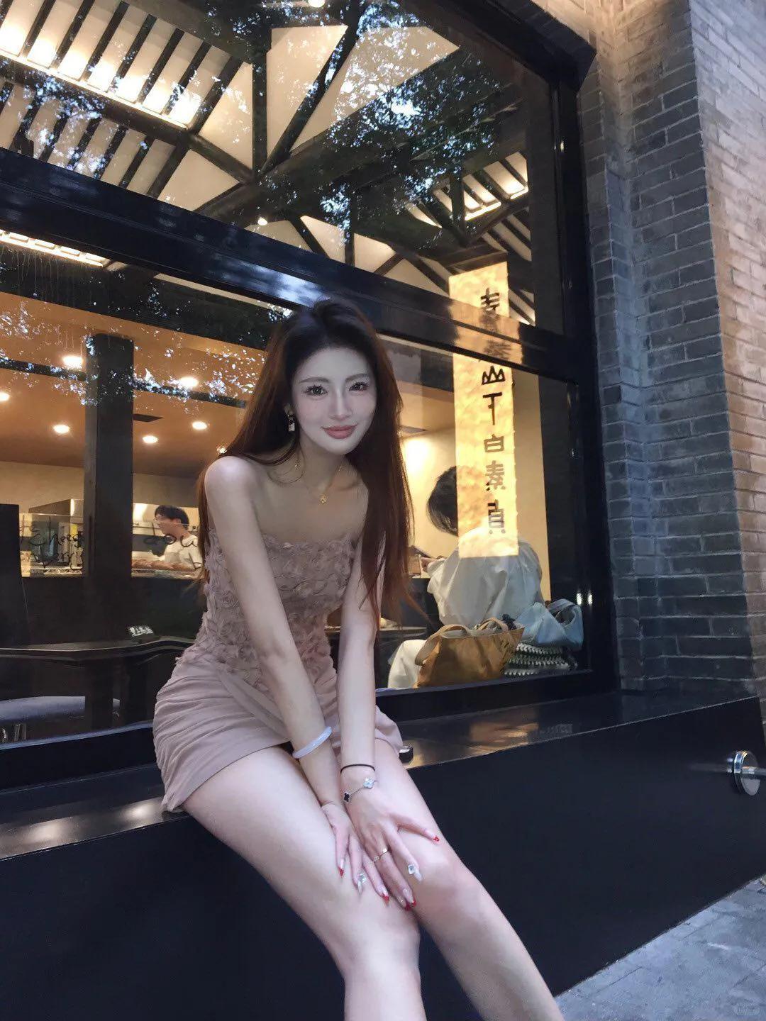 妩媚轻盈舞云间
#如画佳人# #欣赏绝世佳人# #风姿绰约美佳人# #美景如画俏