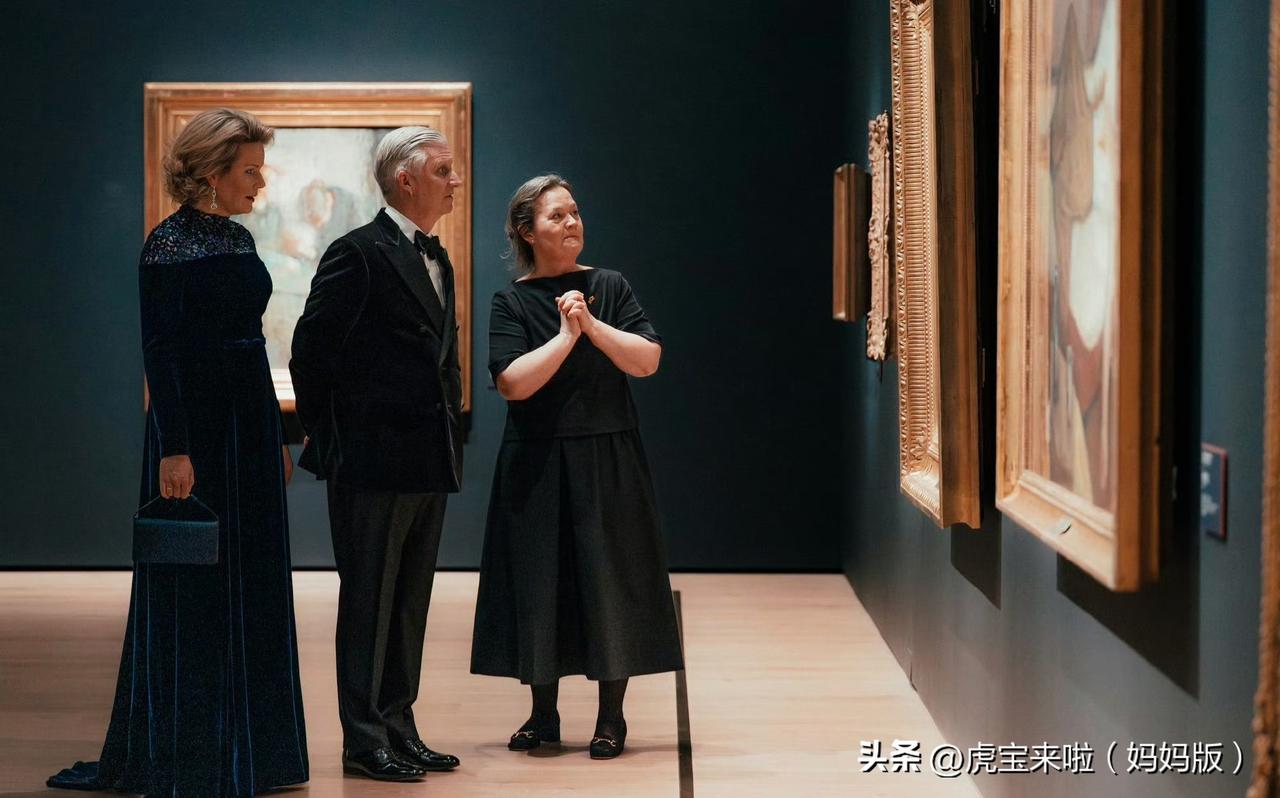 插播一条国王夫妇访问挪威第二天的画面，国王夫妇回请挪威国王夫妇出席音乐会，会前双