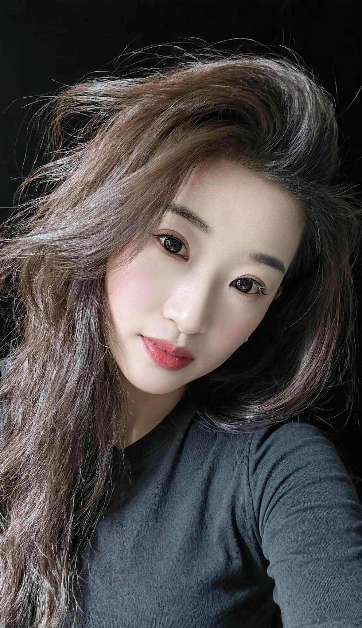 只想把自己养的越来越快乐平静，其它的都不太感兴趣AI逆光生活照