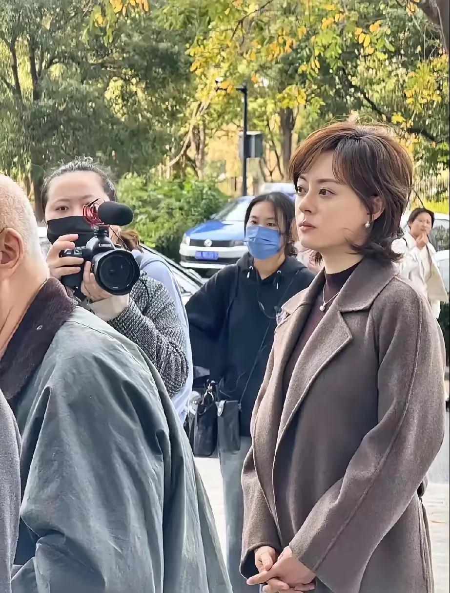 闺蜜说她看到了孙俪
还拍照片
我一看，感觉这个大明星也是很素呀



使劲看着她