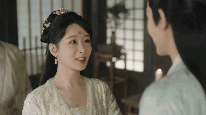 杨紫vs陈红，这两个动图放在一起好幽默，太相似了。 ​​​