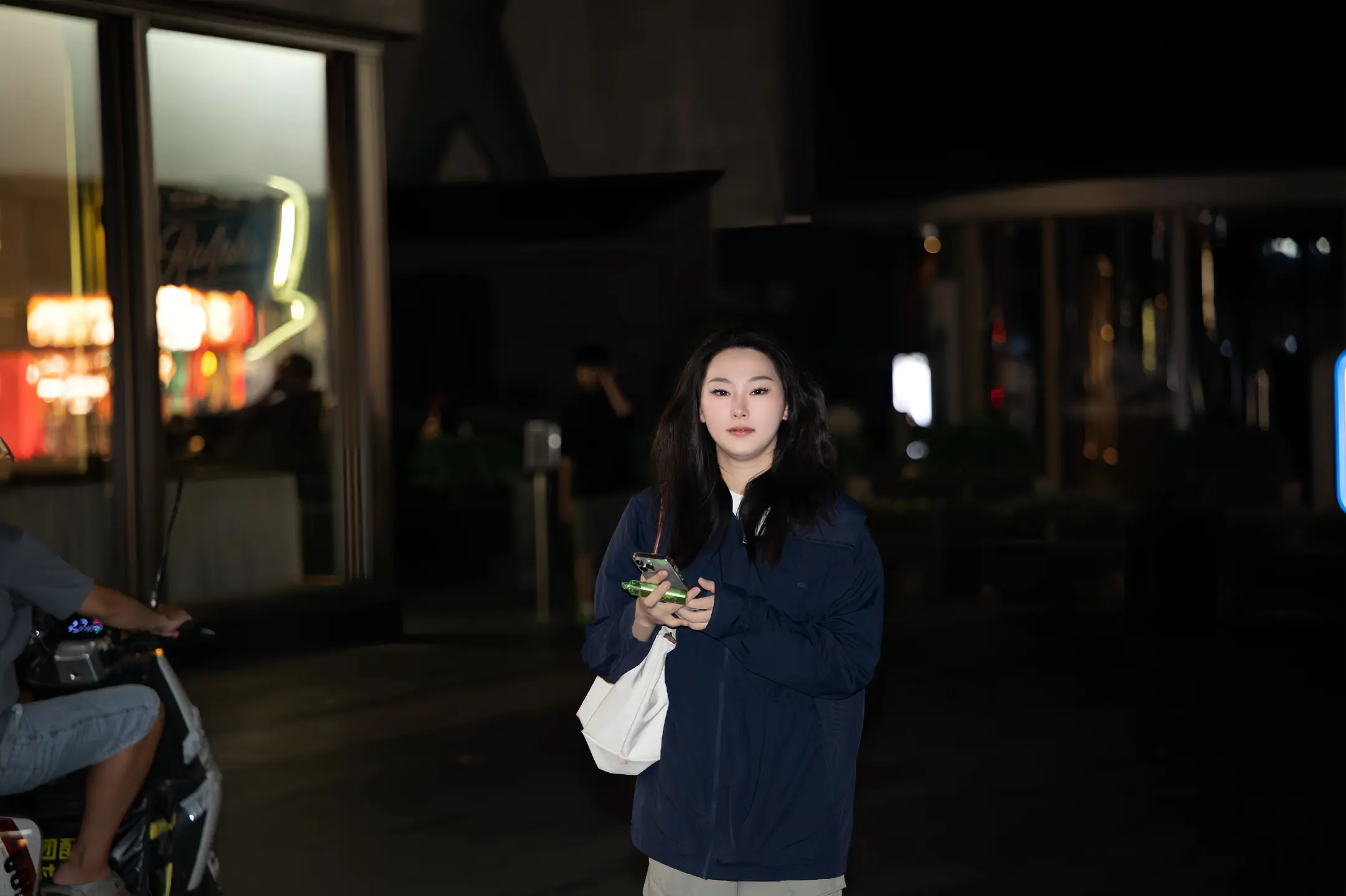 夜市街头随手拍｜各路美女氛围感直接拉满。夜晚街头也太好出片啦！各色穿搭...