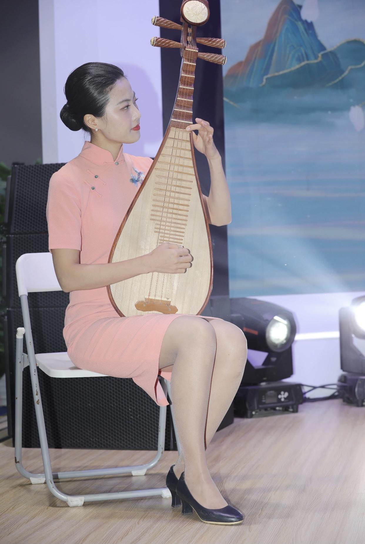 美到骨子里的女人，是什么样子的优雅古筝演奏，古典与现代的完美结合