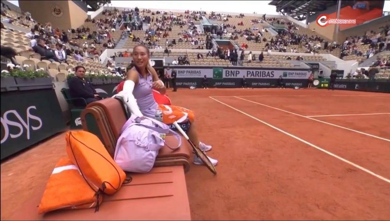 想起法网郑钦文要香蕉的名场面！赛场之上，每一次发力都离不开精准补给，而香蕉是运动