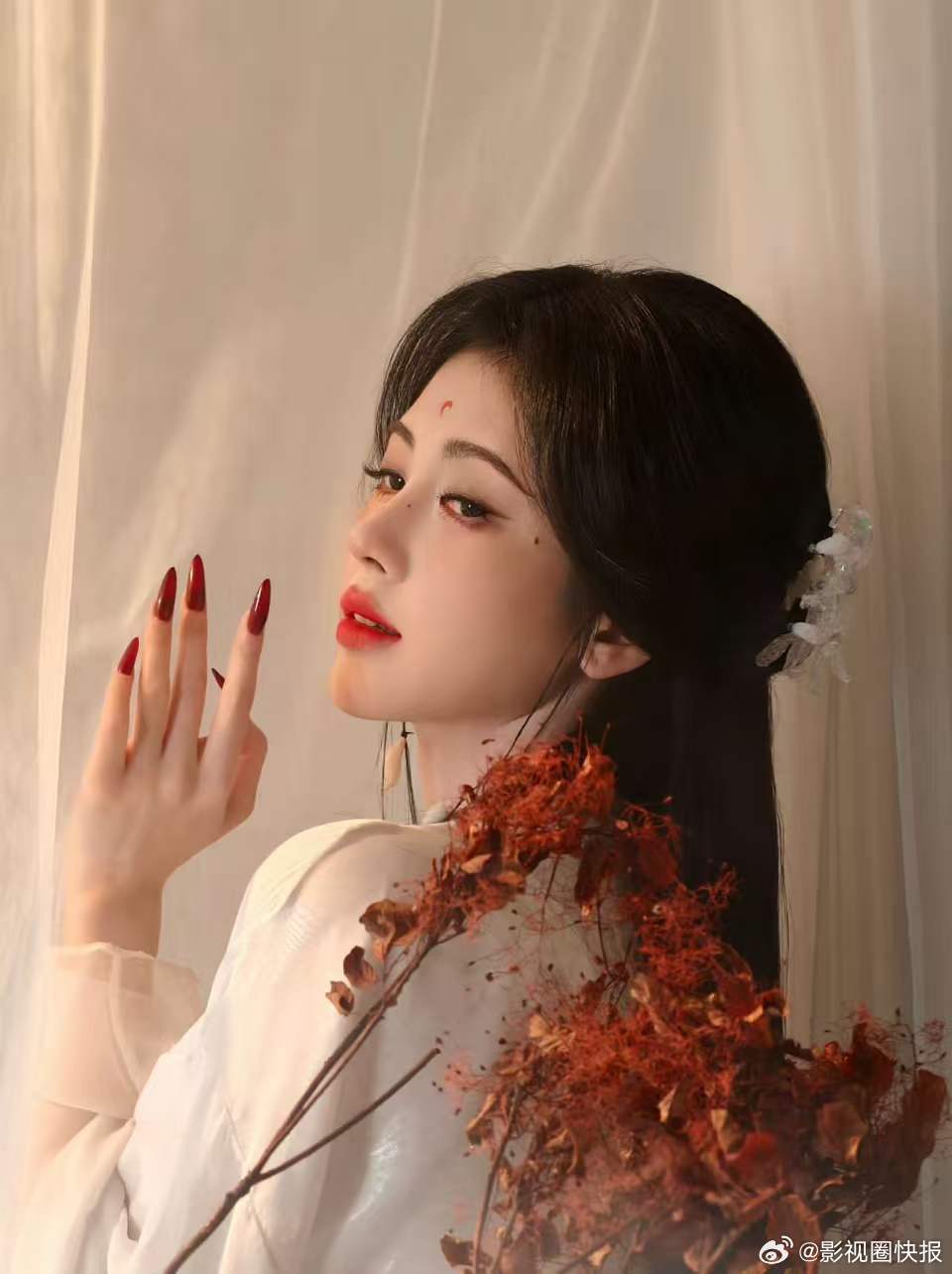 鞠婧祎露芜衣红衣傀儡舞红衣摇曳身姿曼妙，傀儡舞自带破碎氛围感，一抬眼一转身都将角