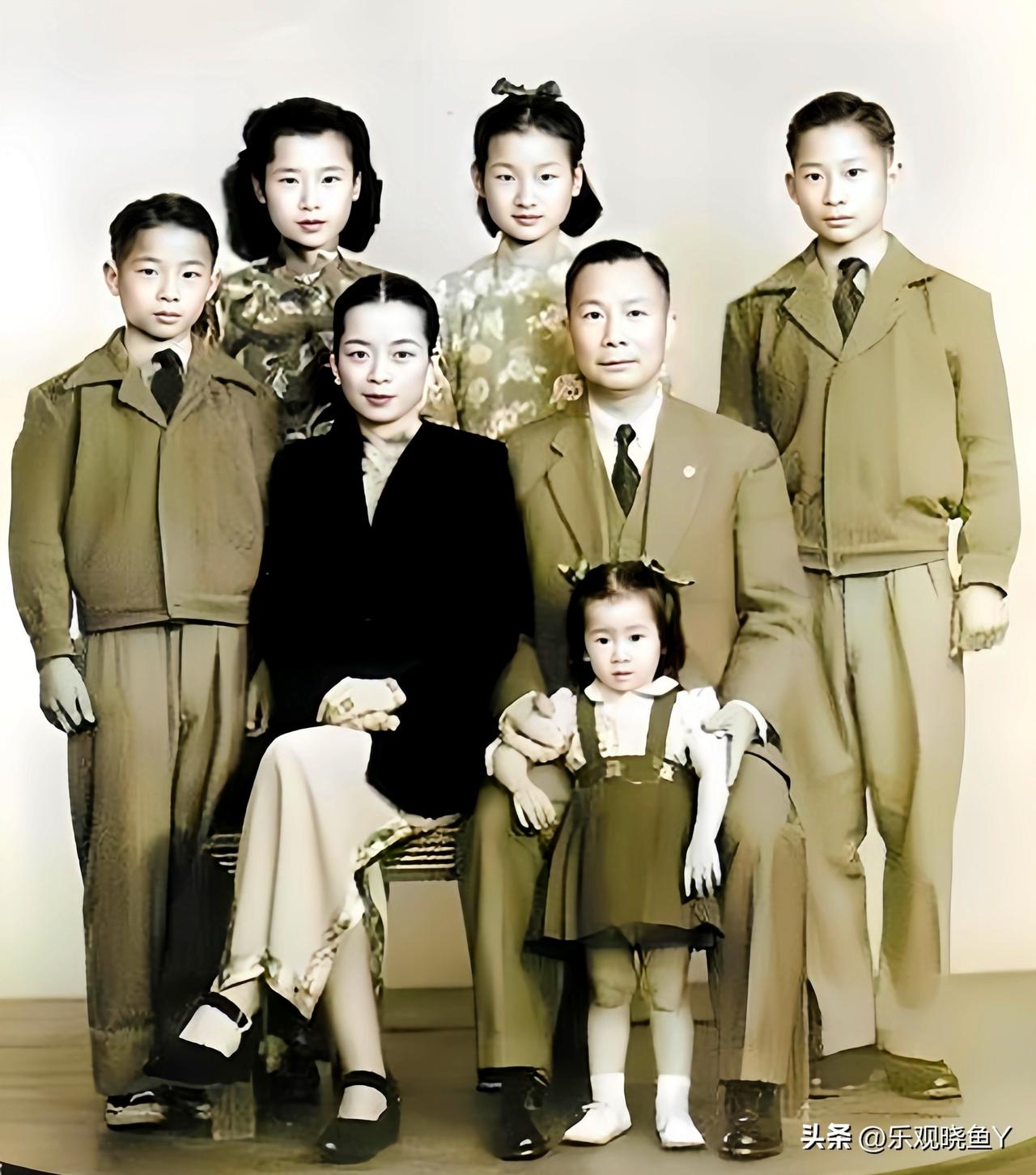 民国时期，南京市长刘纪文与他的第二任妻子许淑珍及五个子女的全家福。这可不是演戏，