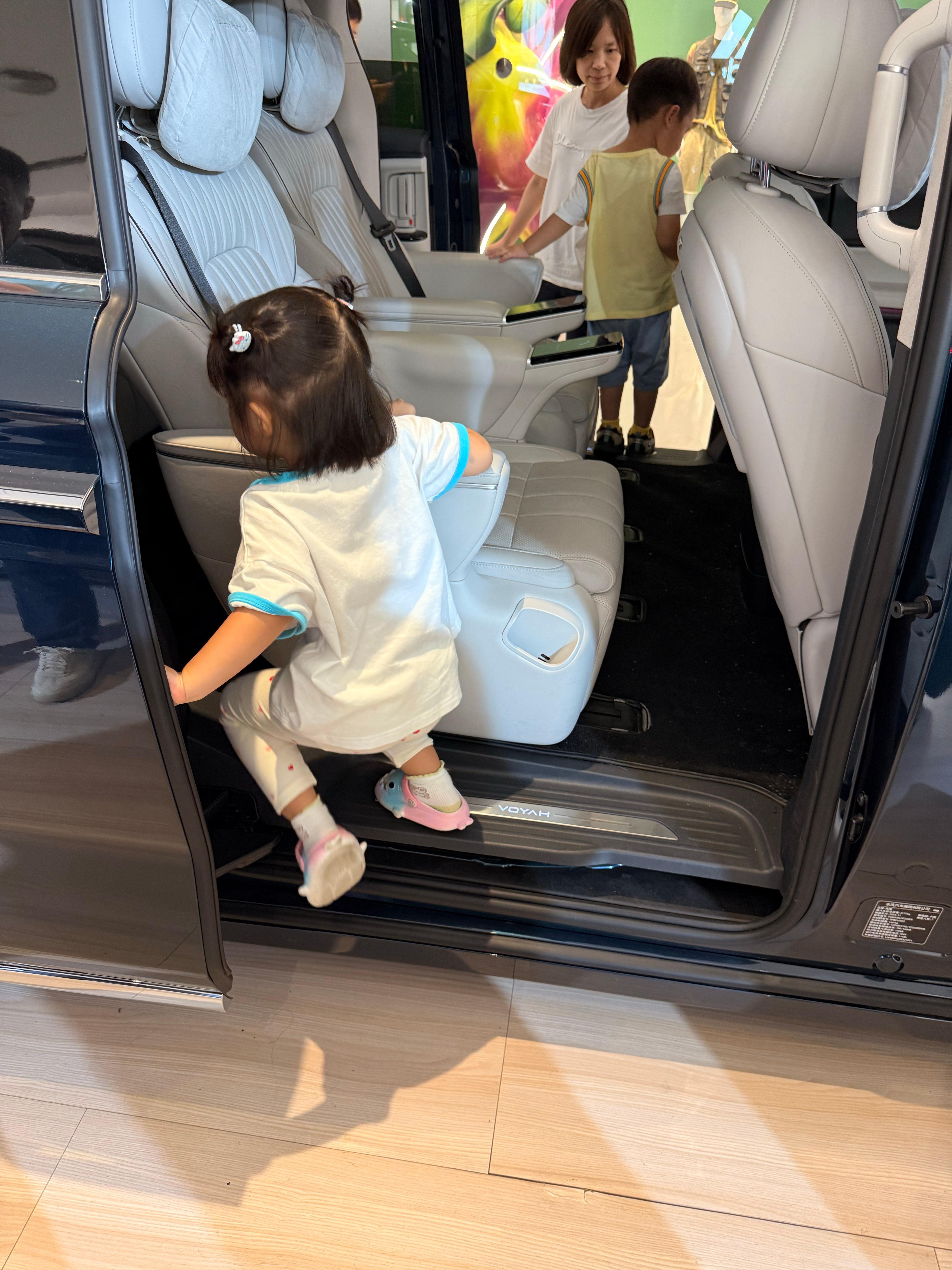 商场里见到一台岚图梦想家带着媳妇儿和女儿去感受一下她好像还挺满意的（主要是有电视