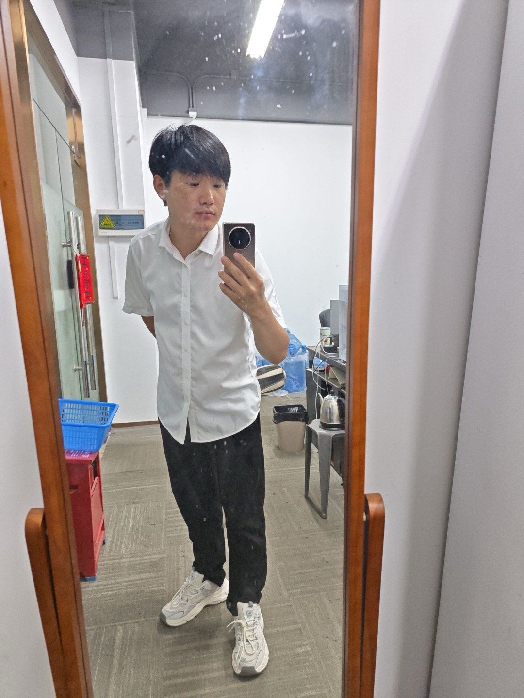 新来的同事说我不爱干净，一件白衬衫穿8天了，没换过 ​​​