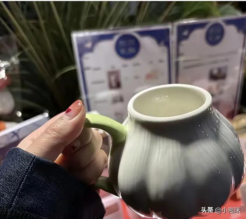 昨天在德云社听相声，点了一杯咖啡，发现杯子是大蒜形状的，自然而然的联想到以前郭德