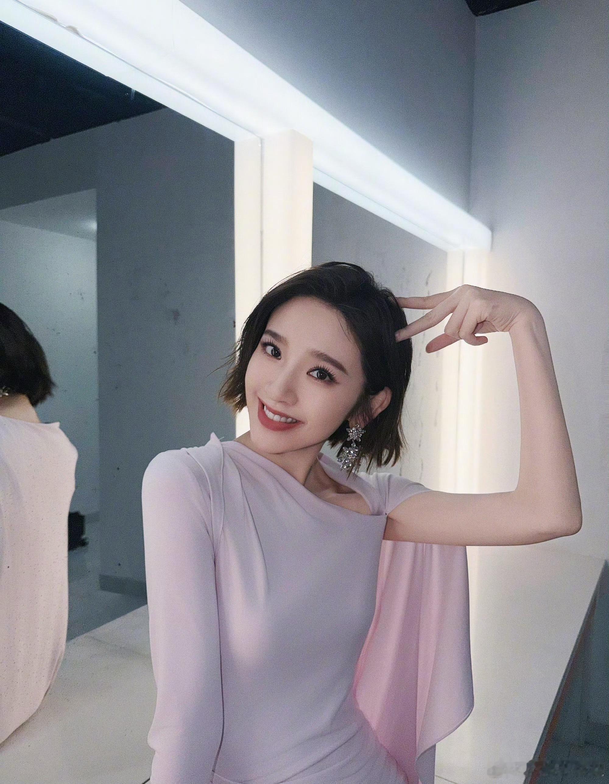 唐艺昕考完试放学的既视感唐艺昕大摇大摆的放假啦 唐艺昕大摇大摆的放假啦！步伐轻盈