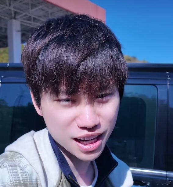 感觉Doinb情商还挺高的，枫哥邀请他参加宝可梦，弹幕说这是吃他流量，他说这是说