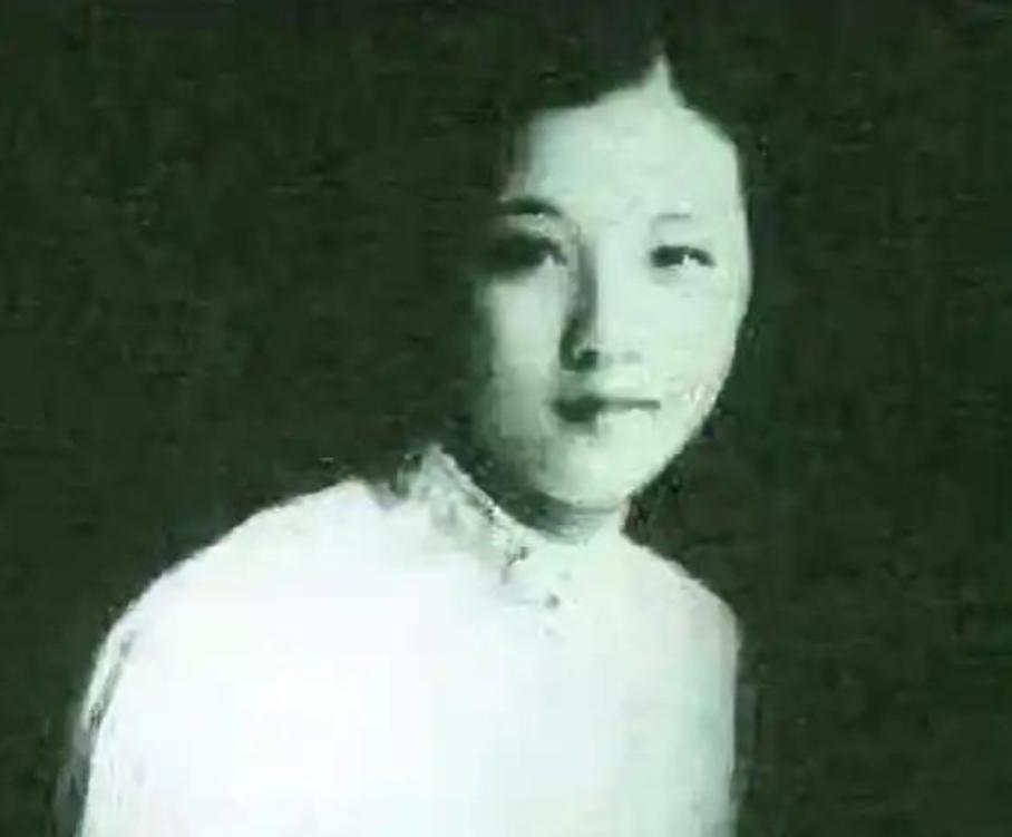 1938年，56岁将军看上19岁女学生，新婚夜她泪流满面，将军只说一句话，让她此