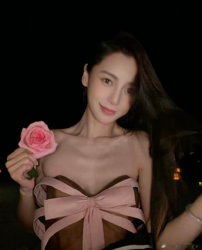 Angelababy拿玫瑰花自拍这个七夕节，女神来送我玫瑰花啦~🌹姐姐好美，马