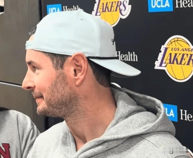 无私老詹！雷迪克谈詹姆斯：

“勒布朗现在的角色有所变化。”

“他是无私的球员