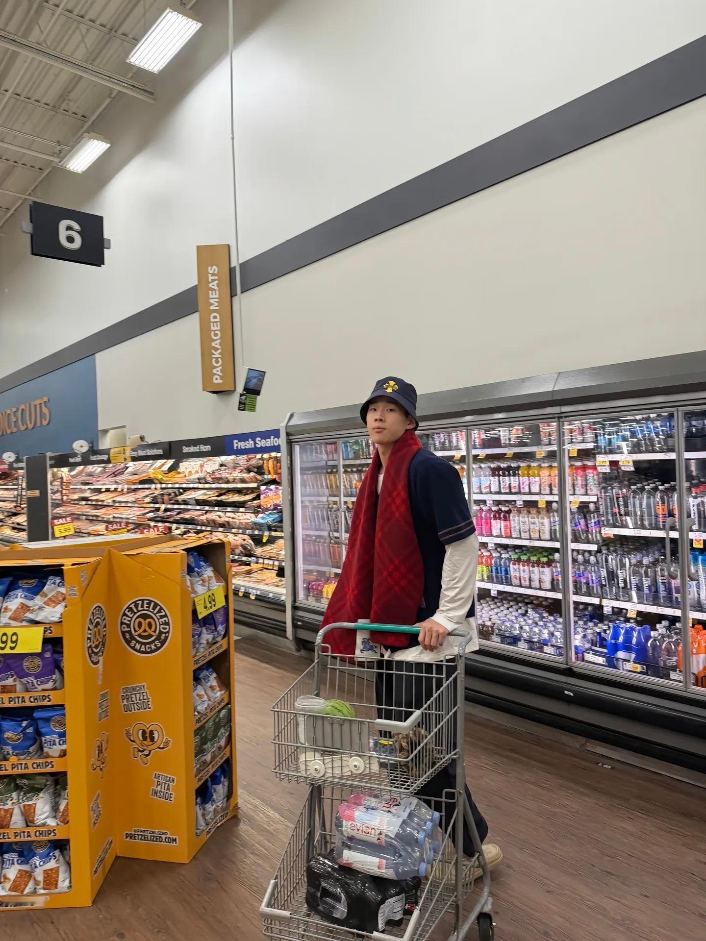 林葳属于氛围感男生 