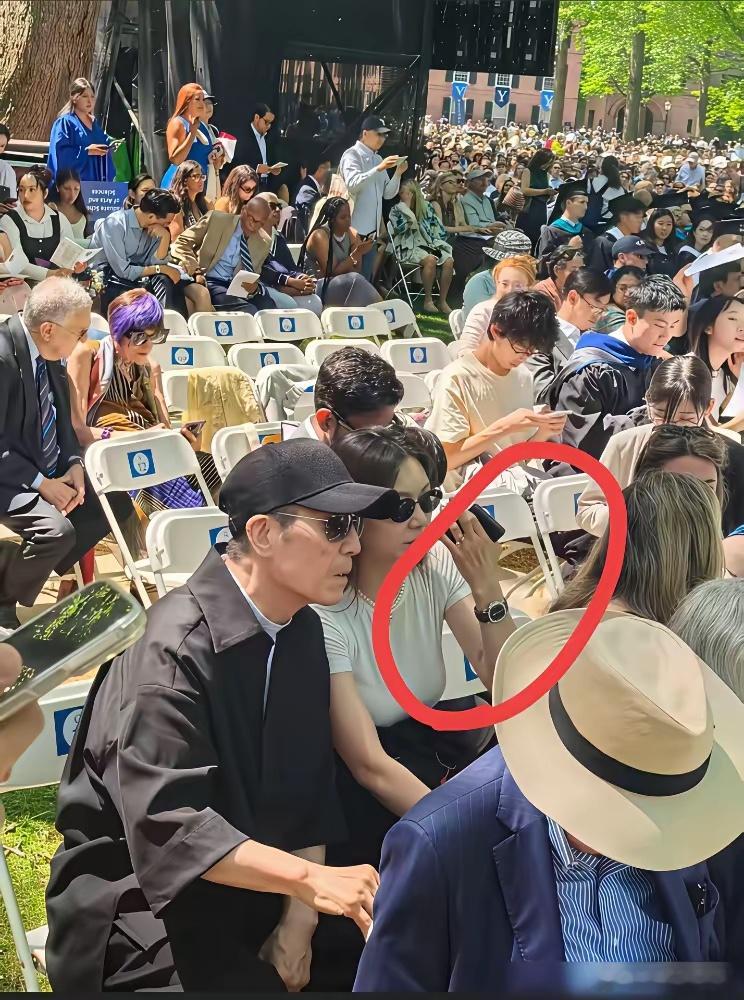你别光看陈婷手上那块百达翡丽，你看看76岁的张艺谋，再瞅瞅隔壁的李安陈凯歌，你就