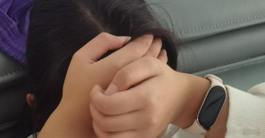 从回来一直双手捂头低声哭，饭也没吃，可以感觉到遗憾与伤心，可是，从哪里跌倒又从哪