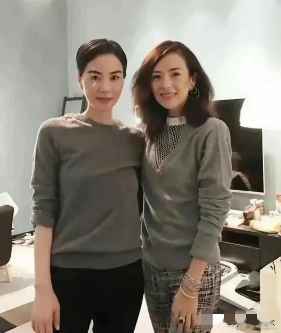 这两个女人都是娱乐圈的大咖，一个擅演，一个擅唱，但这张照片看起来，总感觉她们之间