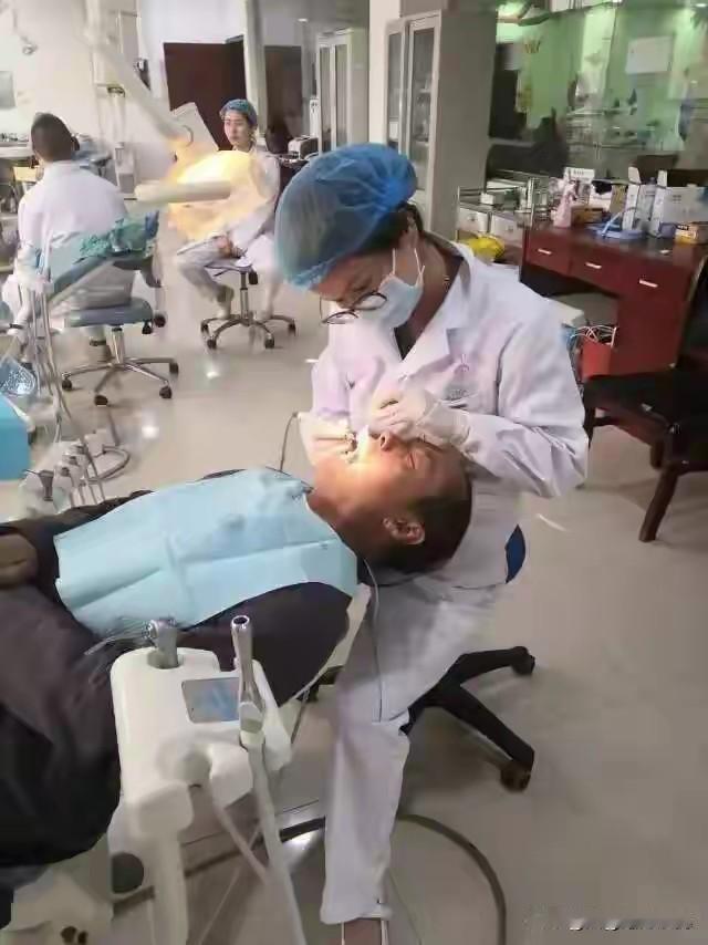 周六妹妹回父母家，88岁老爸说下牙龈有点肿痛，妹妹用棉签压迫肿痛的牙龈，结果挤出