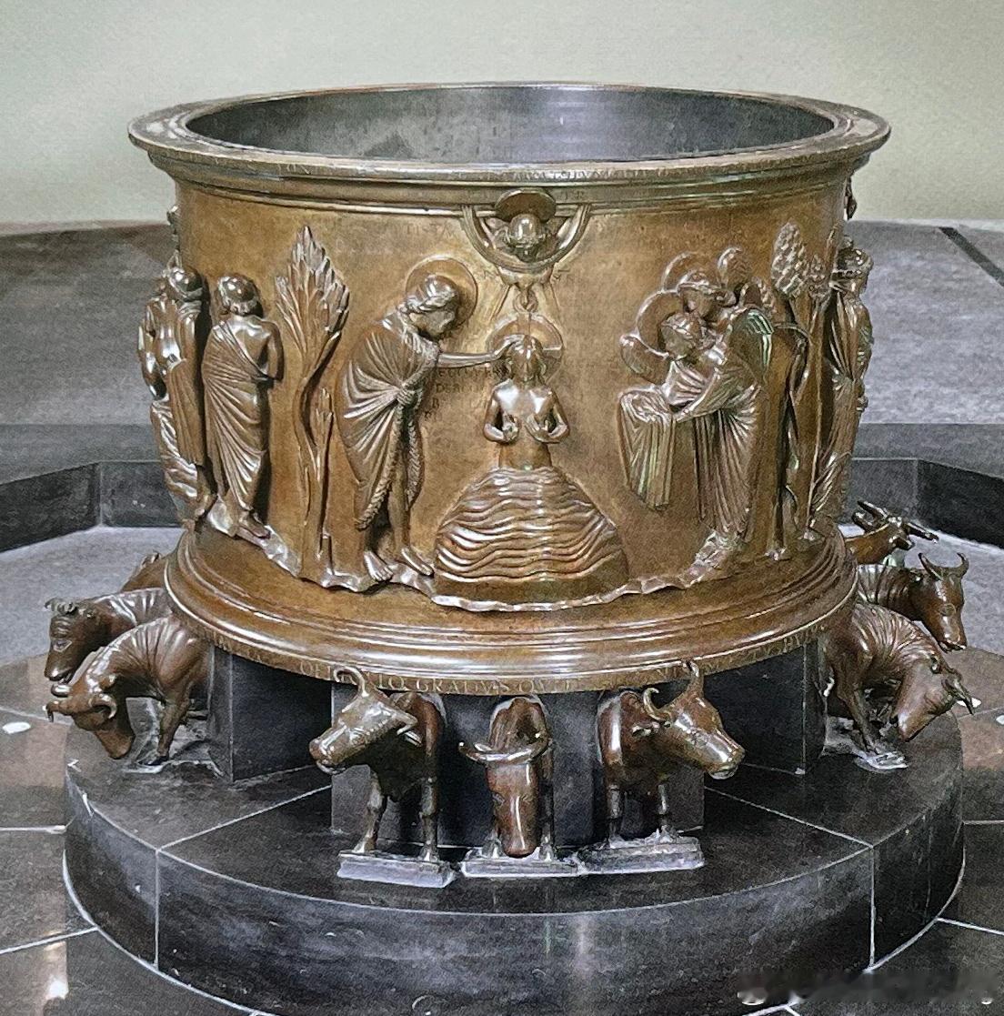 # 罗马式时期艺术  ROMANESQUE # 洗礼盆所罗门王为了装饰其神殿。拥