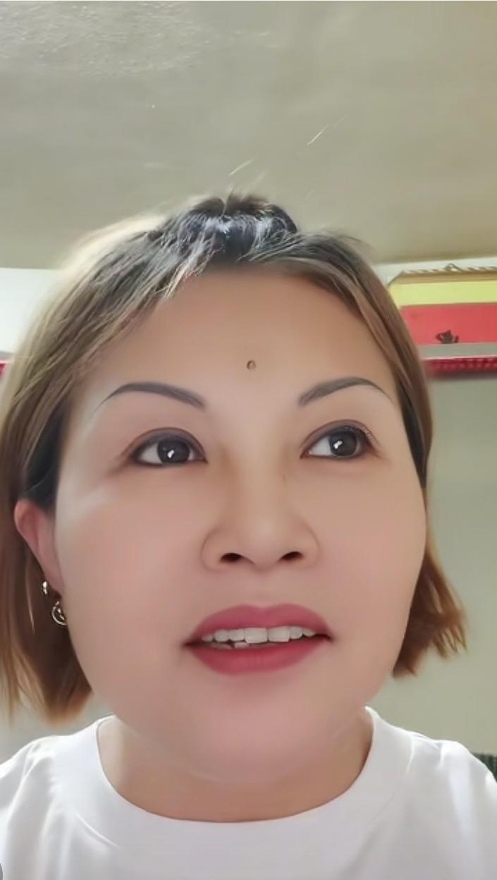 国民党前中常委何鹰鹭最新发声称，虽然她已经退出了国民党，但她希望郑丽文主席亲自赴