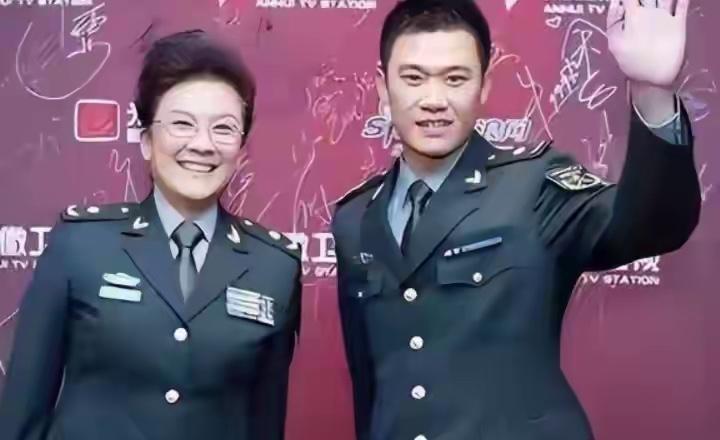 军装合影太抢眼；宋春丽携侄子宋楚炎亮相国剧盛典红毯；零绯闻靠实力，姑侄同台也能走