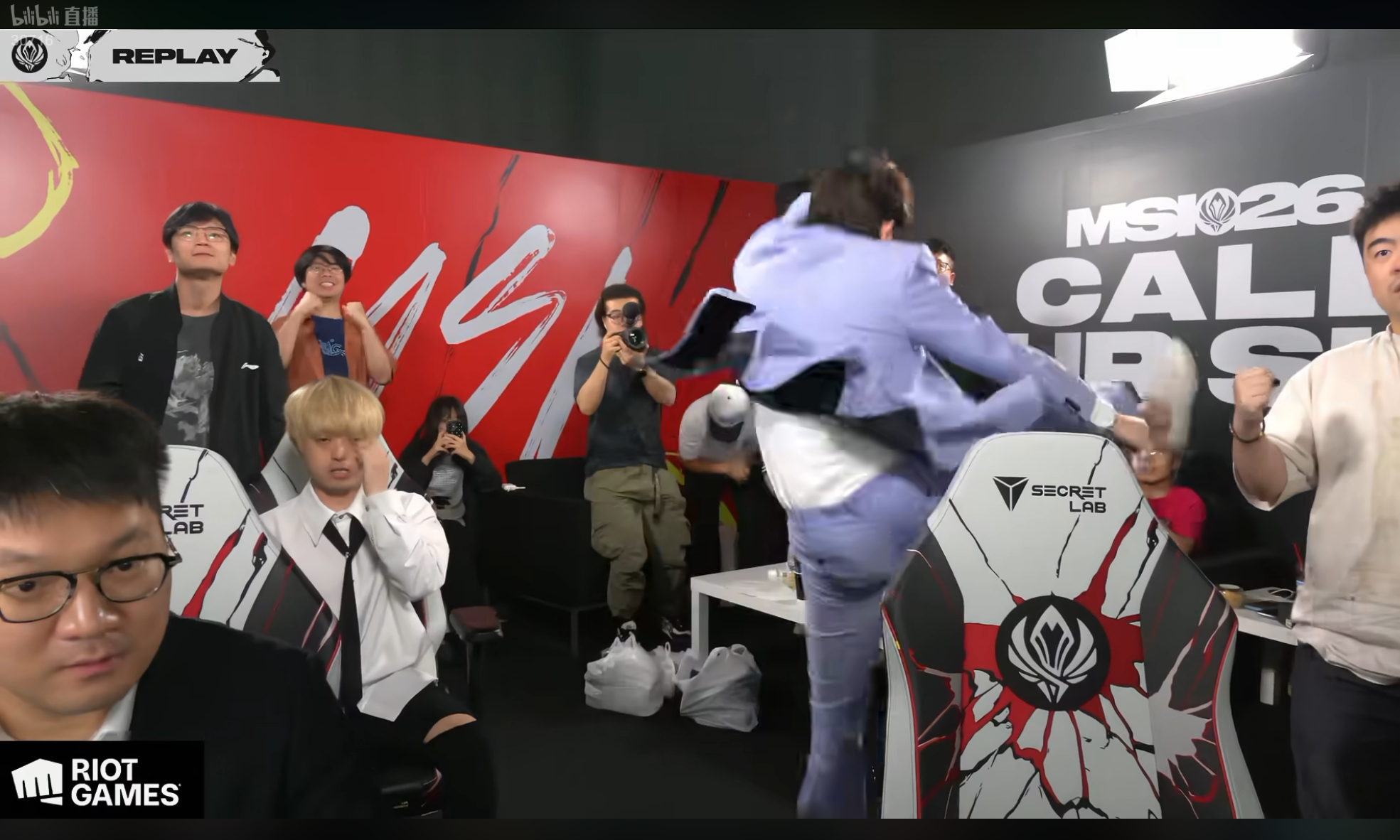 恭喜BLG！！！！决赛加油！！！！这泰坦真是好兄弟啊。。。 