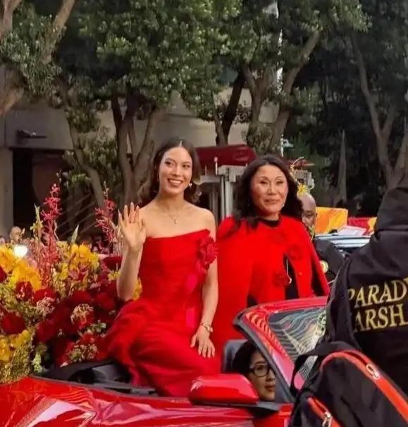 谷爱凌一袭红裙惊艳旧金山新春花车
3月8日，米兰冬奥滑雪U池冠军谷爱凌身穿红裙，