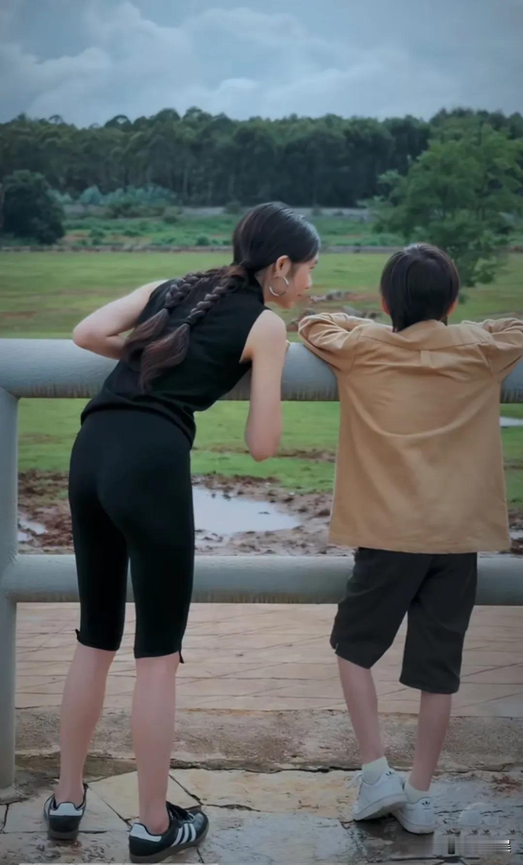 一直觉得黄磊女儿黄多多的面容够漂亮了，没想到她的身材更绝！[赞]
黄磊一家子外出