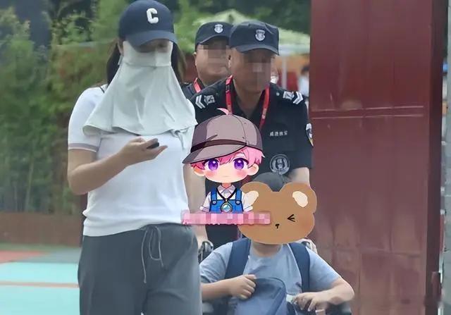 46岁陈好穿宽松T恤现身学校门口，狗仔曝陈好疑怀四胎！ 