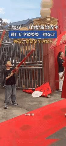 婚礼撑伞引风波：红裙新娘遇白裙伴娘，婆婆夺伞背后藏着啥讲究？
 
湖南一场婚礼上