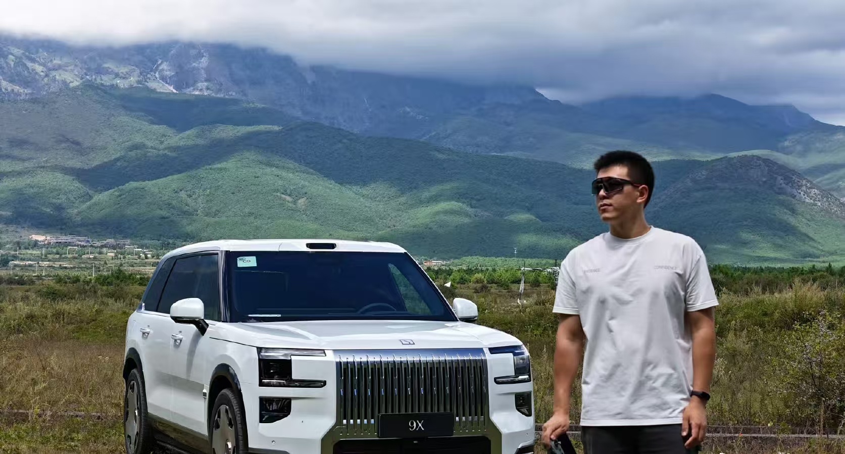 该说不说，9X这车气场真足啊，不过相比之下，我更喜欢白色，你同意吗？极氪9x