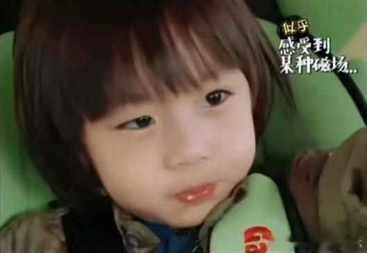 曾经那个小小又帅气的少年已经长大成阳光大男孩啦！果然帅哥都是一个模子刻出来的哈哈