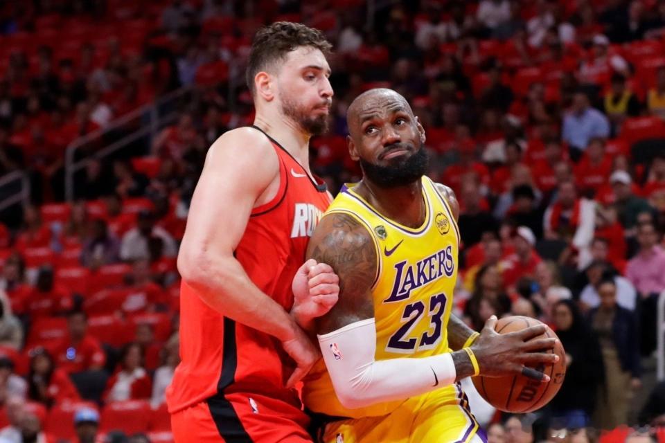 詹姆斯创造NBA历史纪录湖人加时112-108击败火箭，系列赛总比分3-0领先。