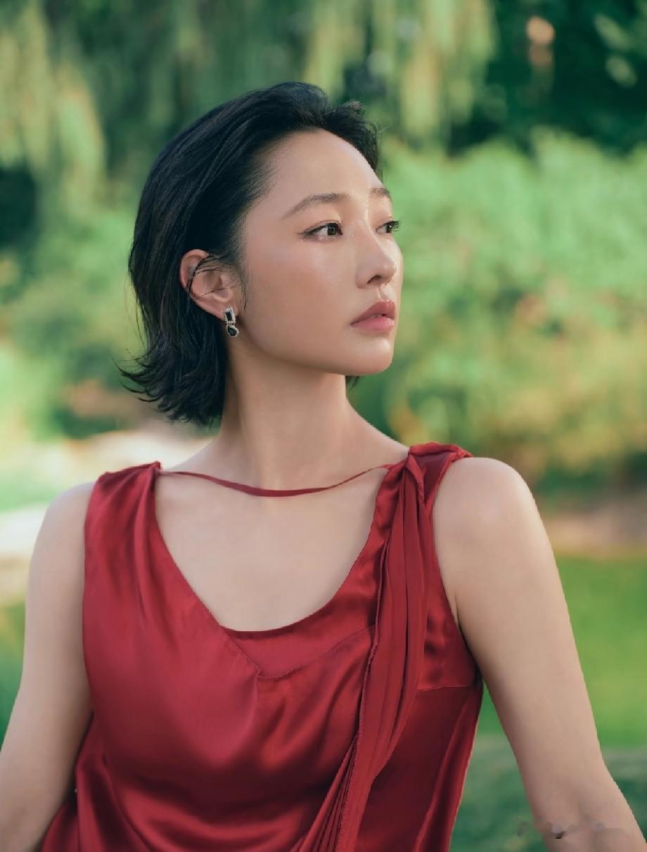 白百何状态封神！可酷可媚，什么风格都能稳稳拿捏
 
白百何最新户外写真曝光，一下
