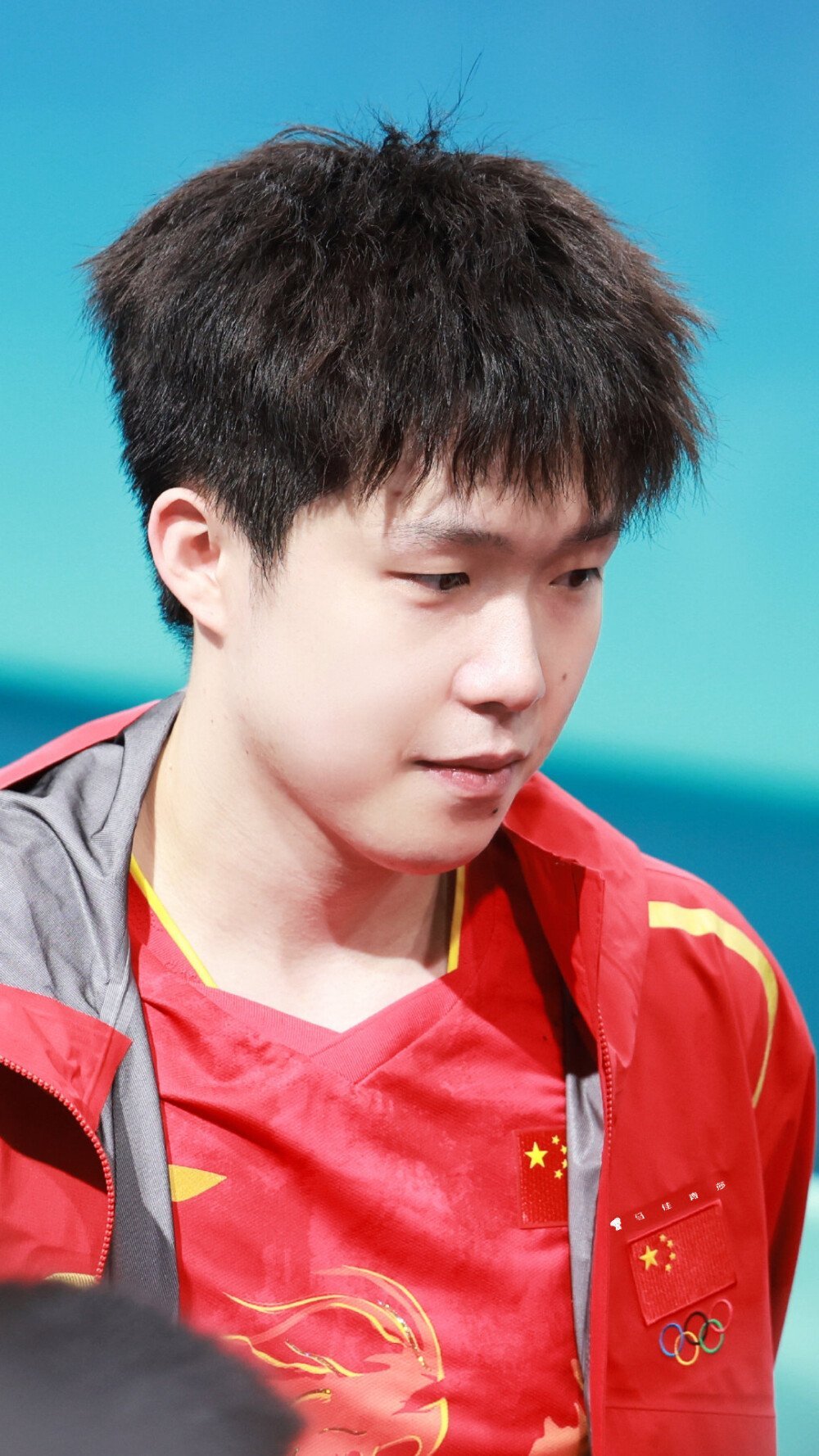 王楚钦的每一次挥拍，都充满了力量与艺术的完美结合。 