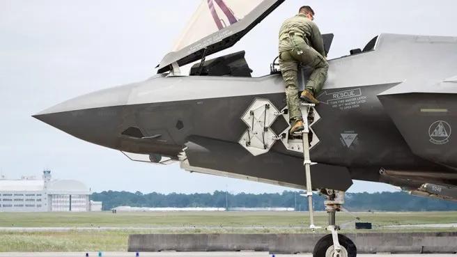美军驻岩国基地的一架陆战队F-35B战机，在飞行过程中发生零件松脱，遭进气口吸入