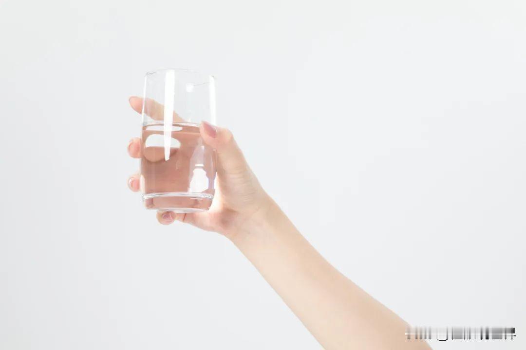 央视重拳曝光！街边疯抢的网红养生水，正在偷偷堵老人血管
 
打开小区沿街商铺，你