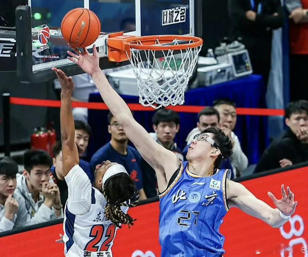 周琦10中4得13分CBA季后赛第二轮第二场比赛，广东东阳光主场102-99惊险