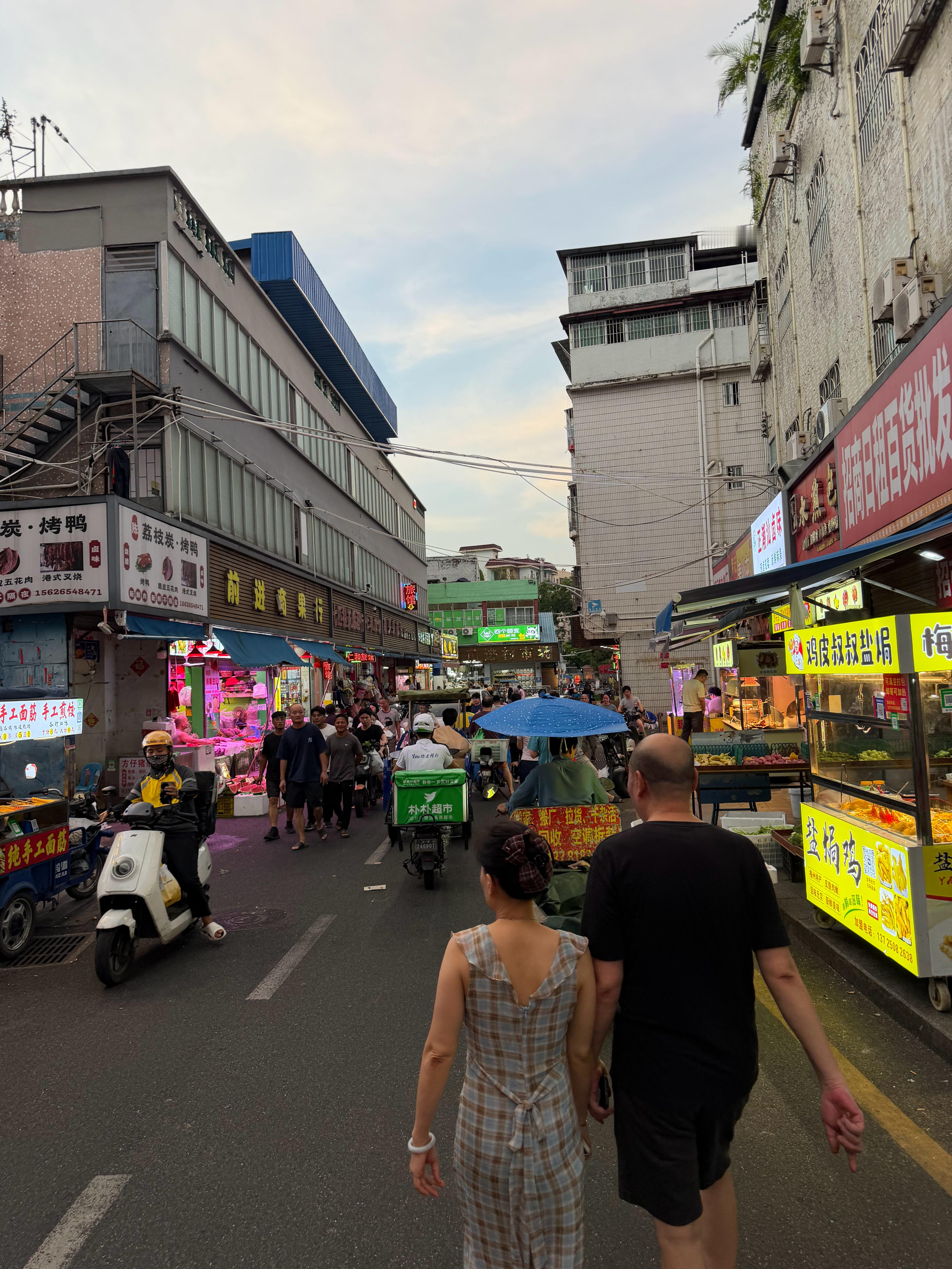深圳天气，即使到了晚上，也不会降温，依旧闷热、潮湿，你要是不整一瓶冰水喝一下，得