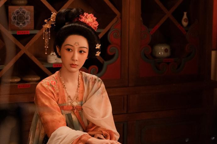 杨紫何惟芳的路是一步一步地走出来的 何惟芳在时光中磨砺，绽放华彩。杨紫以真挚的表